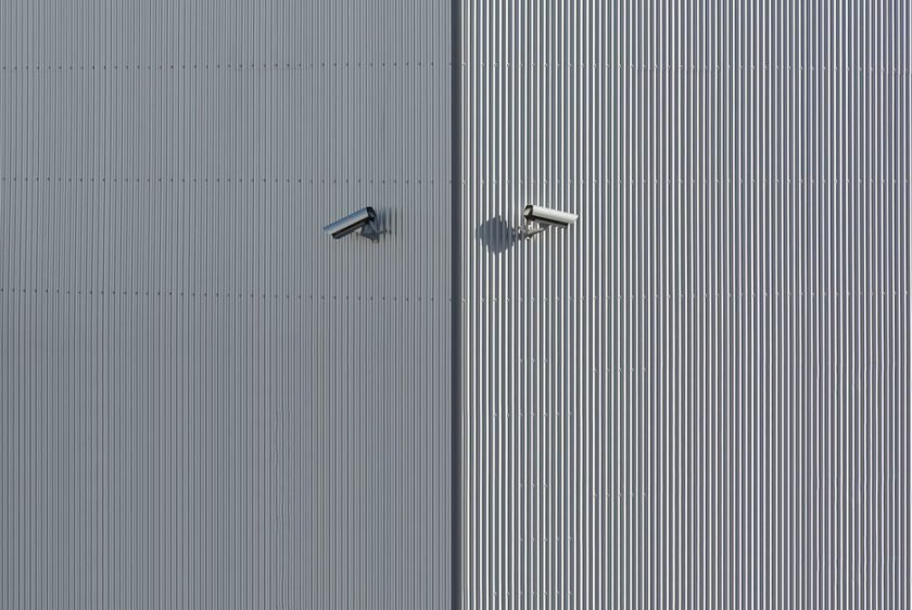 Façade d’une maison moderne en France équipée d’un système d’alarme et d’une caméra de surveillance, illustrant la sécurité résidentielle avec une installation professionnelle.