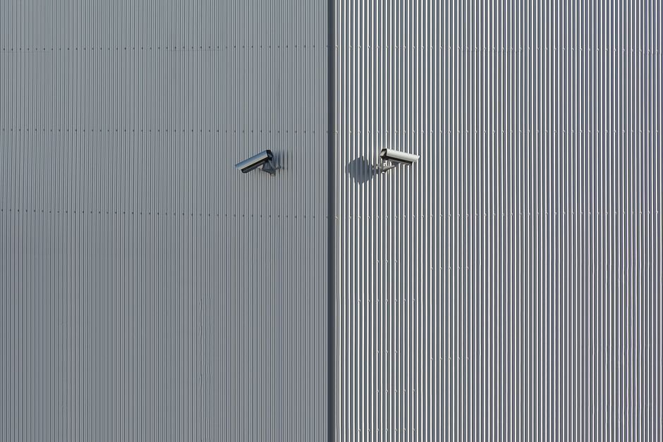 Façade d’une maison moderne en France équipée d’un système d’alarme et d’une caméra de surveillance, illustrant la sécurité résidentielle avec une installation professionnelle.