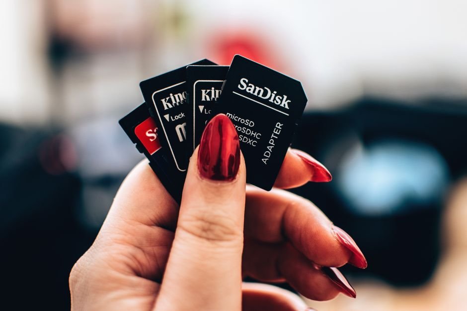 Insertion d’une carte microSD dans une caméra de surveillance à l’intérieur d’une maison française, illustrant le stockage local des images vidéo