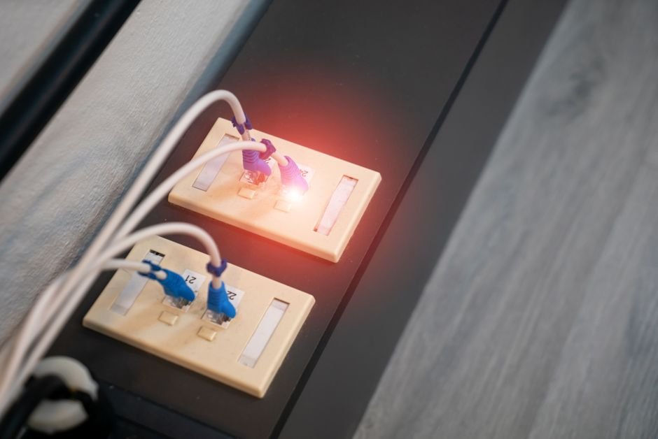 Gros plan sur un panneau de contrôle d’alarme domestique connecté en Wi-Fi et Ethernet dans une maison française, montrant les options de connectivité pour une sécurité fiable.
