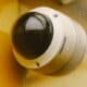 Caméra de surveillance installée dans un salon de maison française moderne, illustrant la sécurité domestique et la confidentialité des données