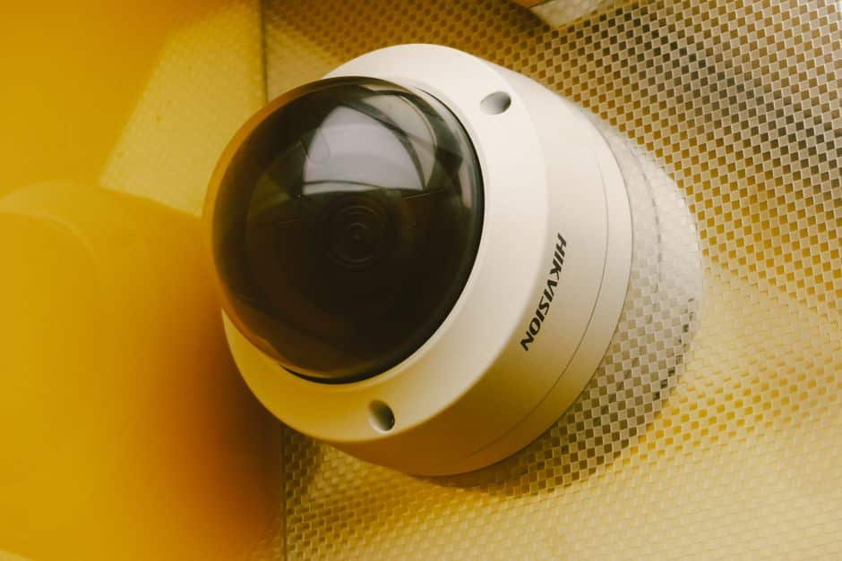 Caméra de surveillance installée dans un salon de maison française moderne, illustrant la sécurité domestique et la confidentialité des données