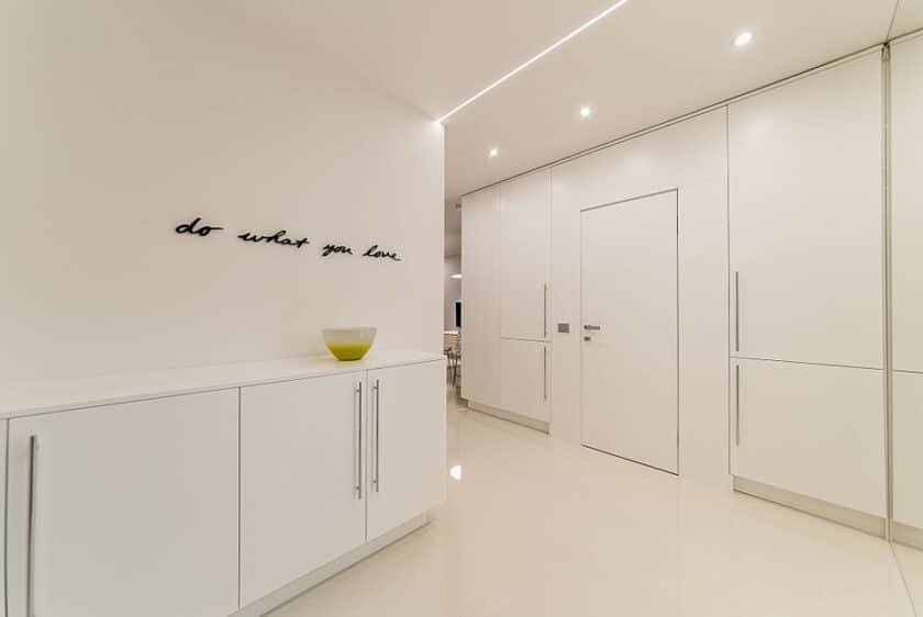 Détecteur de mouvement installé dans une maison moderne en France, intégré discrètement sur un mur, illustrant la sécurité domestique avec une technologie avancée.