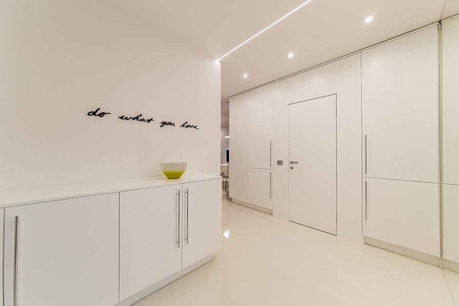 Détecteur de mouvement installé dans une maison moderne en France, intégré discrètement sur un mur, illustrant la sécurité domestique avec une technologie avancée.